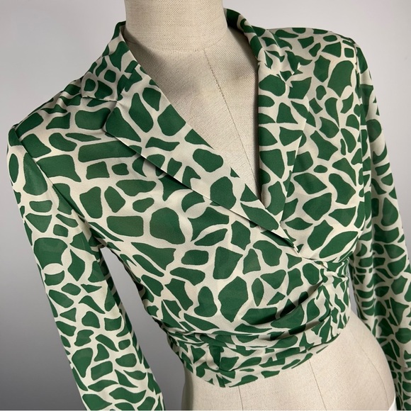 NWOT Dynamite Raglan Tie Wrap Blouse Beige/White Funky Bell Sleeve Size XS - Picture 4 of 10